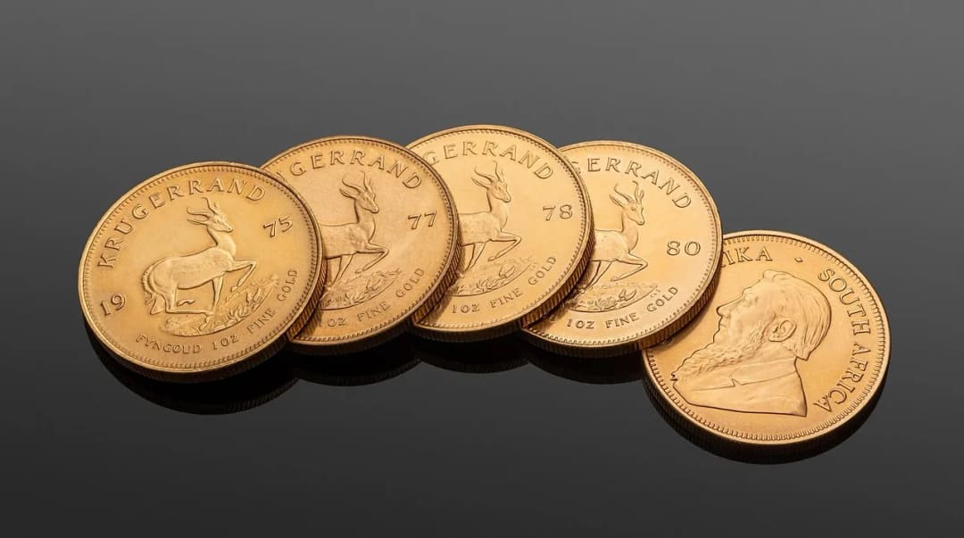 Złote monety Krugerrand ułożone w rzędzie