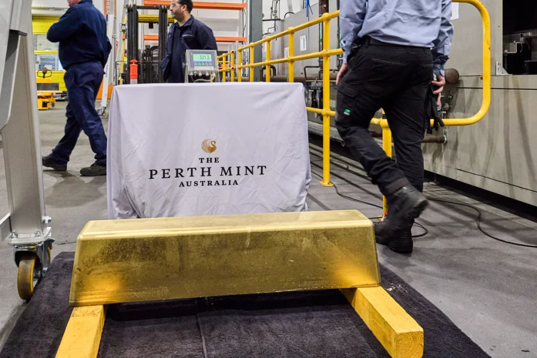 Ważenie rekordowej sztabki złota w rafinerii Perth Mint — wyświetlacz wagi pokazuje 521,2 kg