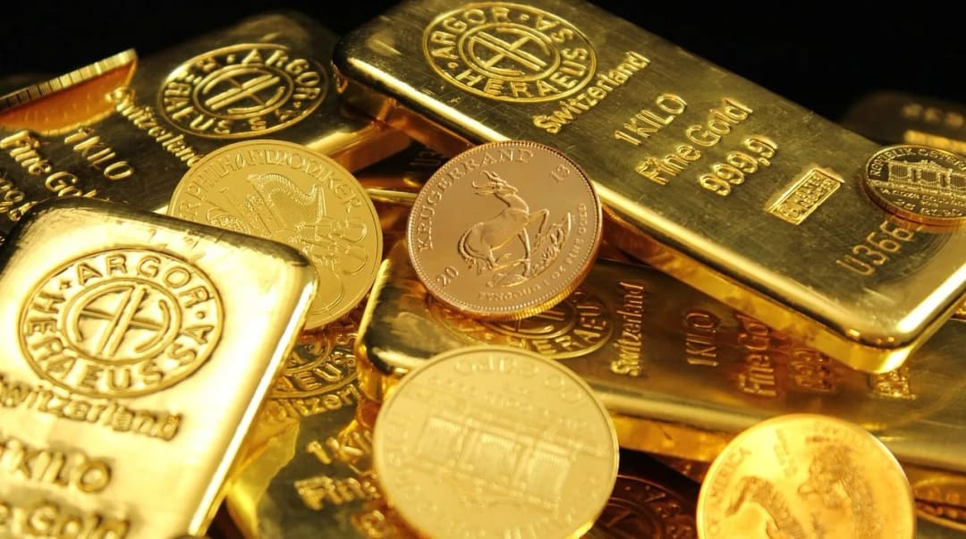 Kilogramowe sztabki złota Argor-Heraeus wymieszane ze złotymi monetami bulionowymi