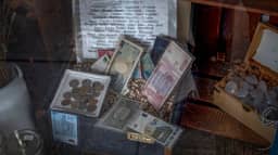 Gablota muzealna ze starymi monetami i banknotami