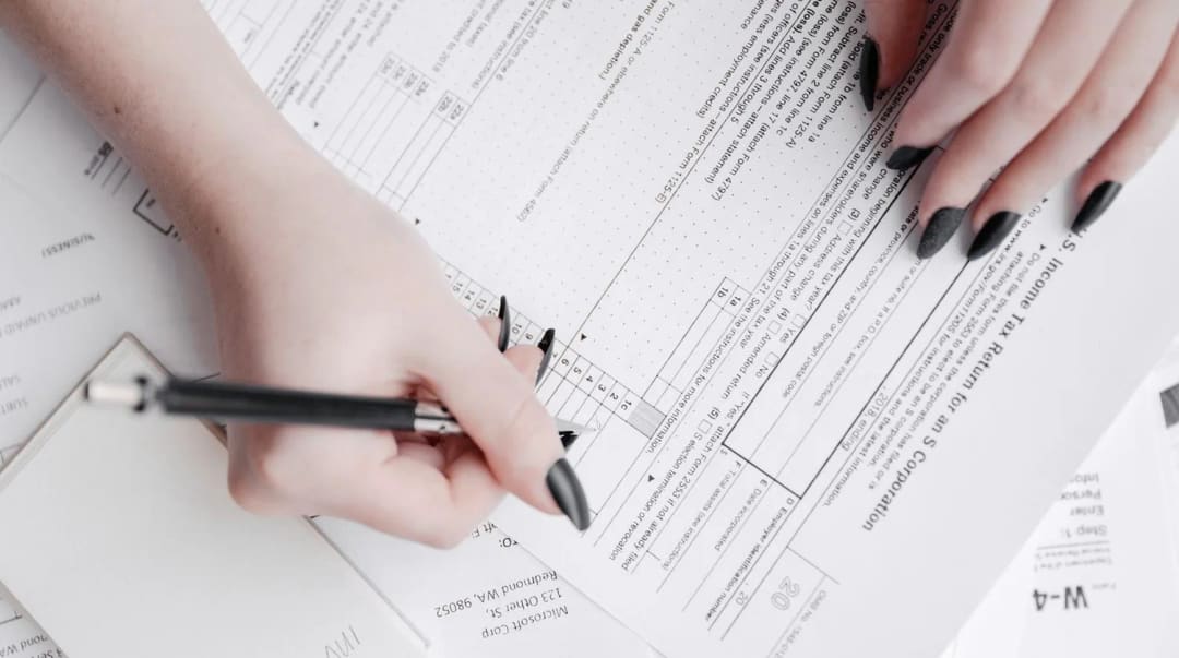 Wypełnianie formularza podatkowego długopisem