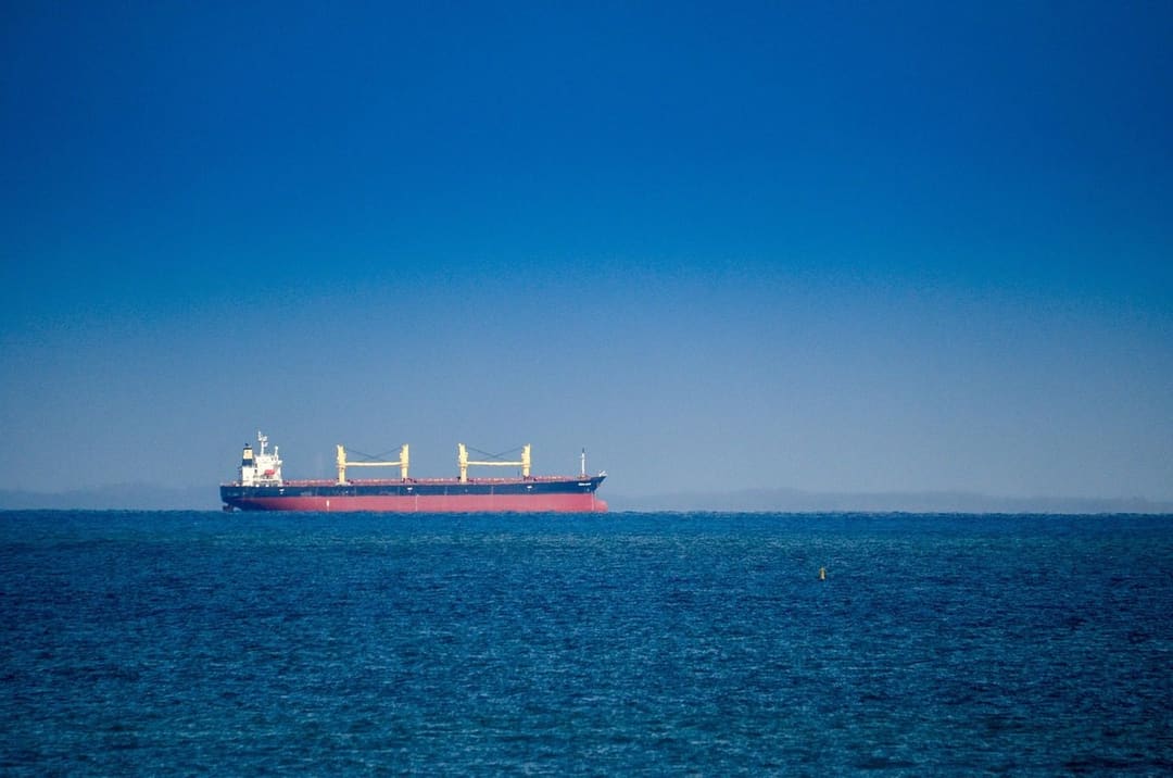 Tankowiec do przewozu ropy płynie u wybrzeży Australii Zachodniej, symbol globalnego transportu surowców w cieniu rekordowych cen złota.