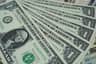 Stos banknotów dolarowych USA, symbol siły amerykańskiej waluty, która obecnie ciąży notowaniom złota i srebra.
