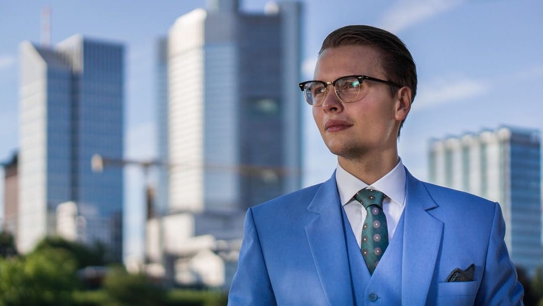 Nowoczesne biurowce i wieżowce z niebieskimi fasadami w dzielnicy finansowej Frankfurtu, gdzie rentowności obligacji śledzi rynek.