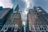 Perspektywa wieżowców wzdłuż Piątej Alei na Manhattanie w Nowym Jorku, w tle oczekiwania na grudniową podwyżkę stóp.