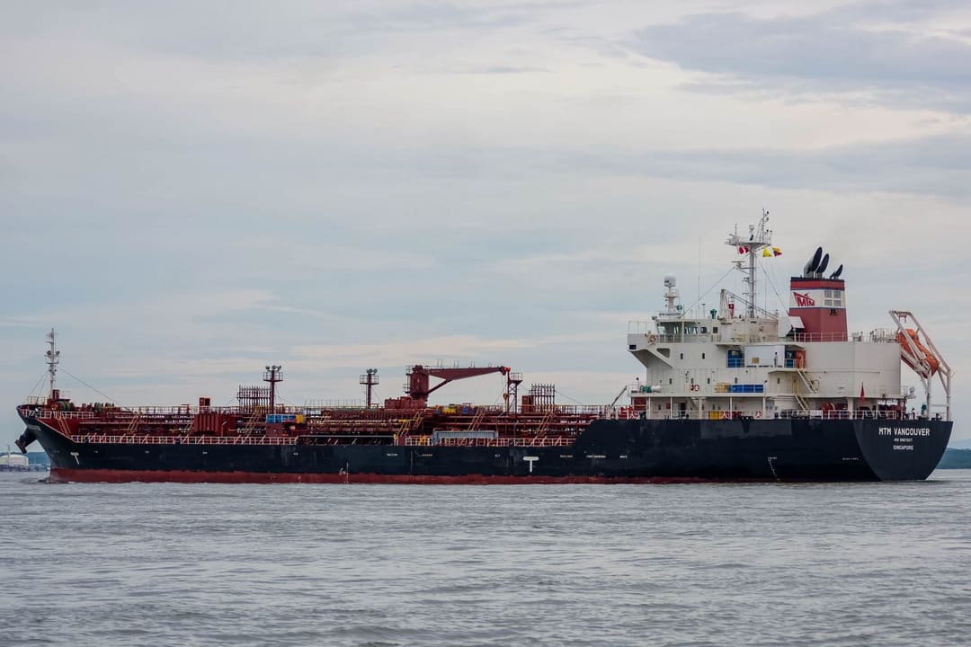 Tankowiec naftowy płynący po otwartym morzu, symbol transportu ropy, której ceny spadły w dniu rozmów w Teheranie