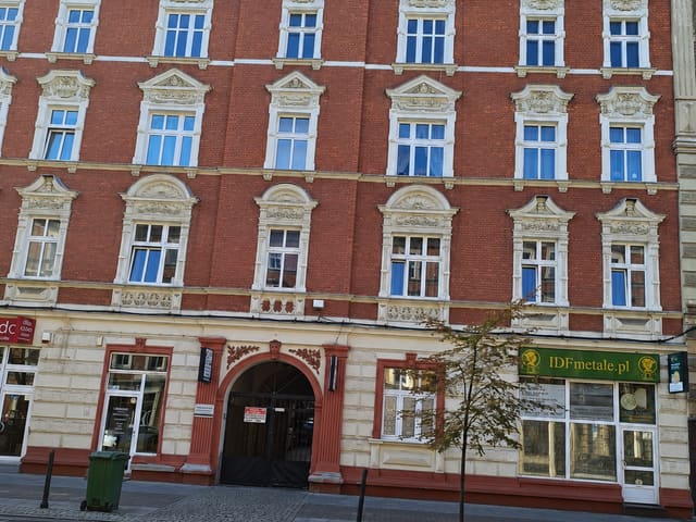 Kamienica przy ul. Jagiellońskiej 5 w Katowicach, w której mieści się oddział IDF Metale — widok od strony ulicy