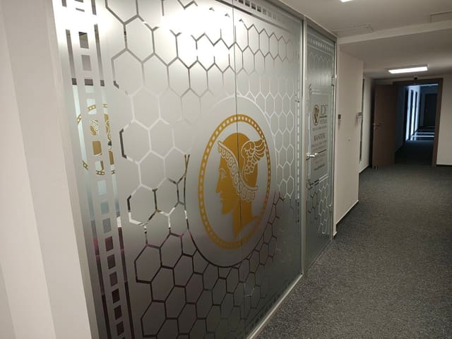 Wejście do oddziału IDF Metale w Warszawie — kantor sprzedaży i skupu złota, ul. Krucza 16/22, 5. piętro